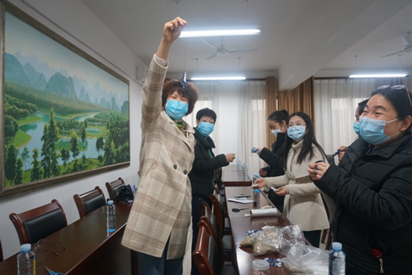 说明: 校工会举办女职工制作防疫中药香包活动